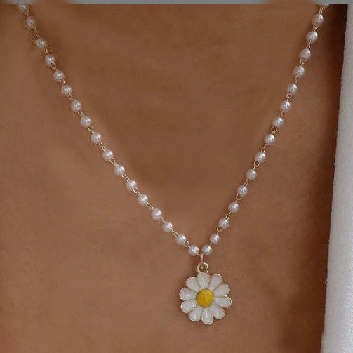 Wholesale Daisy Pendant Pearl Necklace For Women Alloy Material Fresh Style Electroplating Design