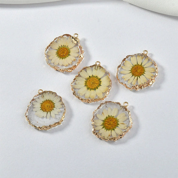 Wholesale Diy Jewelry Accessories Irregular Transparent Resin Pendant With Small Daisy Wafer As Jewelry Material