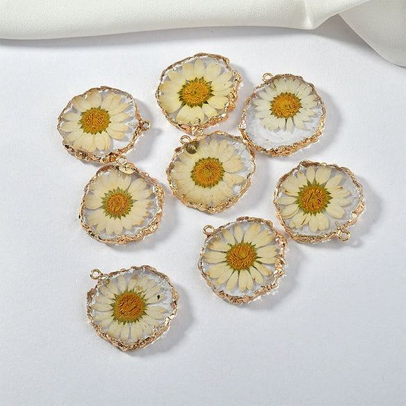 Wholesale Diy Jewelry Accessories Irregular Transparent Resin Pendant With Small Daisy Wafer As Jewelry Material