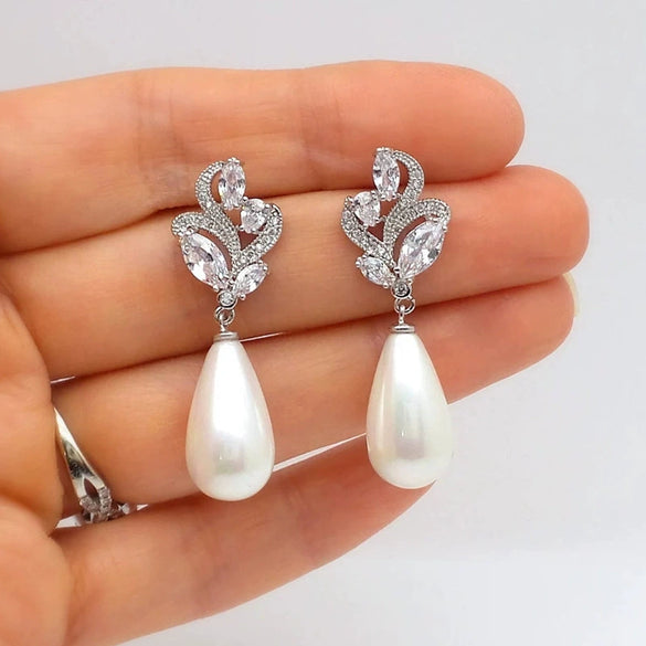 Wholesale Earrings Copper Imitation Pearl Dropshaped Flower Geometric Simple Style Women's