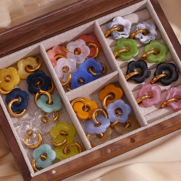 Wholesale Elegant Retro Small Flower Stainless Steel Electroplated 18K Gold Color Women's Earrings With Geometric Pattern