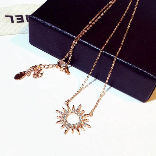 Wholesale Exquisite Rhinestone Elegant Allmatch Collarbone Short Necklace With Geometric Pattern And Diamond Treatment Alloy Pendant And Snake Bone Chain