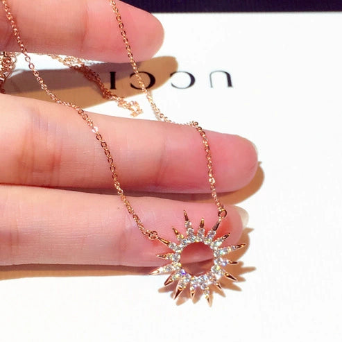 Wholesale Exquisite Rhinestone Elegant Allmatch Collarbone Short Necklace With Geometric Pattern And Diamond Treatment Alloy Pendant And Snake Bone Chain