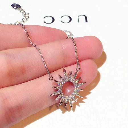 Wholesale Exquisite Rhinestone Elegant Allmatch Collarbone Short Necklace With Geometric Pattern And Diamond Treatment Alloy Pendant And Snake Bone Chain