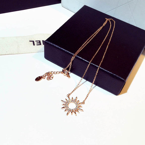 Wholesale Exquisite Rhinestone Elegant Allmatch Collarbone Short Necklace With Geometric Pattern And Diamond Treatment Alloy Pendant And Snake Bone Chain