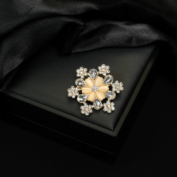 Wholesale Fashion Colored Diamond Snowflake Flower Zinc Alloy Brooch With Electroplating