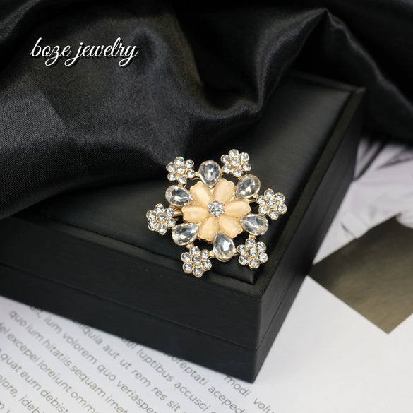 Wholesale Fashion Colored Diamond Snowflake Flower Zinc Alloy Brooch With Electroplating