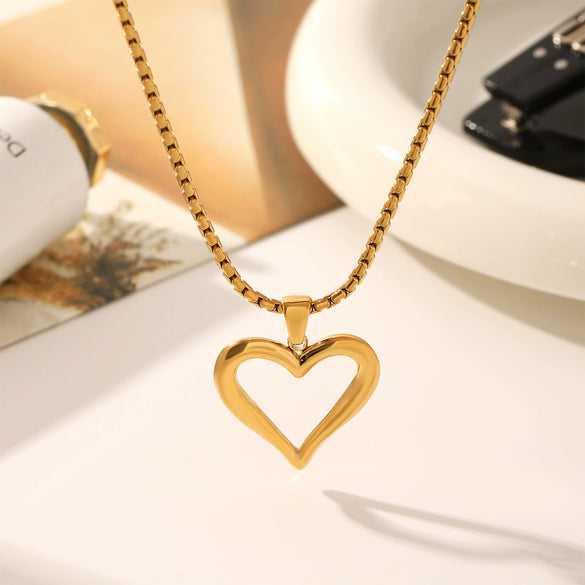Wholesale Fashion Jewelry Stainless Steel Hollow Heart Shaped Pendant Necklace With Box Chain And Electroplating Craft For Women