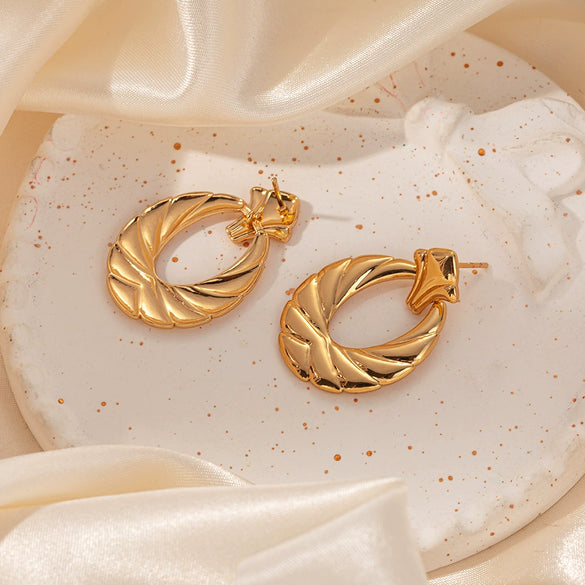 Wholesale Fashion Oval Hollow Stainless Steel Geometric Earrings For Women With Electroplating Treatment