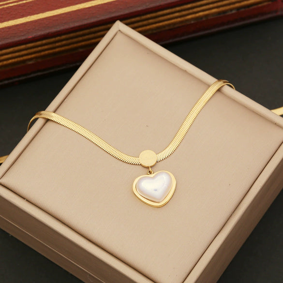 Wholesale Fashion Pearl Love Stainless Steel Clavicle Chain With Heart Pattern And Electroplating Treatment For Women