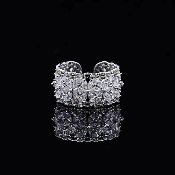Wholesale Fashion Zircon Flower Shaped Metal Ring For Women With New Design And Niche Accessories Sense