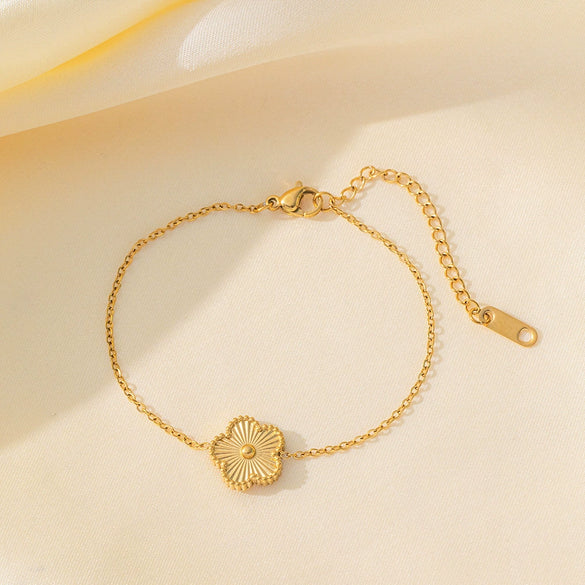 Wholesale Fashionable Elegant Fourleaf Flower Titanium Steel Electroplated Necklace For Women With Plants And Flowers Pattern