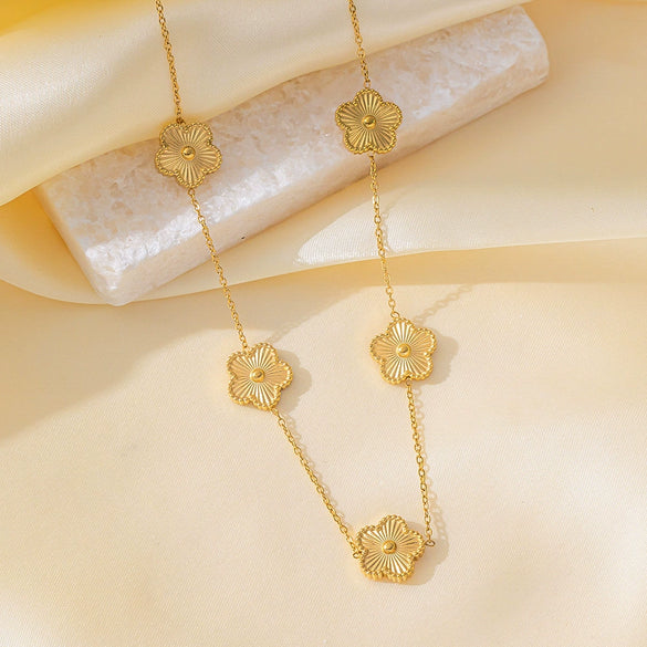 Wholesale Fashionable Elegant Fourleaf Flower Titanium Steel Electroplated Necklace For Women With Plants And Flowers Pattern