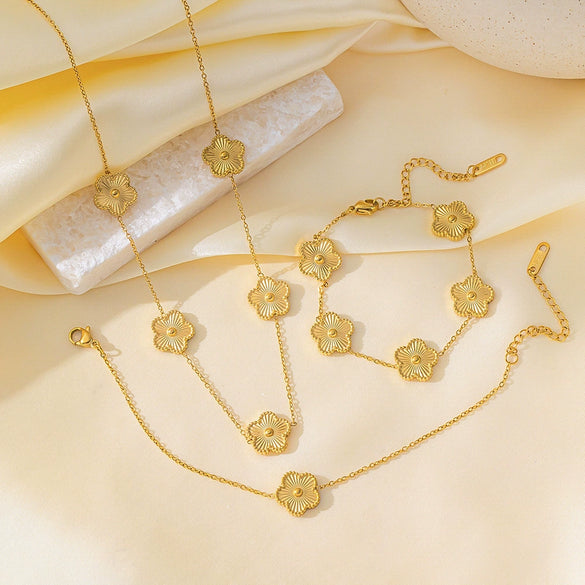 Wholesale Fashionable Elegant Fourleaf Flower Titanium Steel Electroplated Necklace For Women With Plants And Flowers Pattern