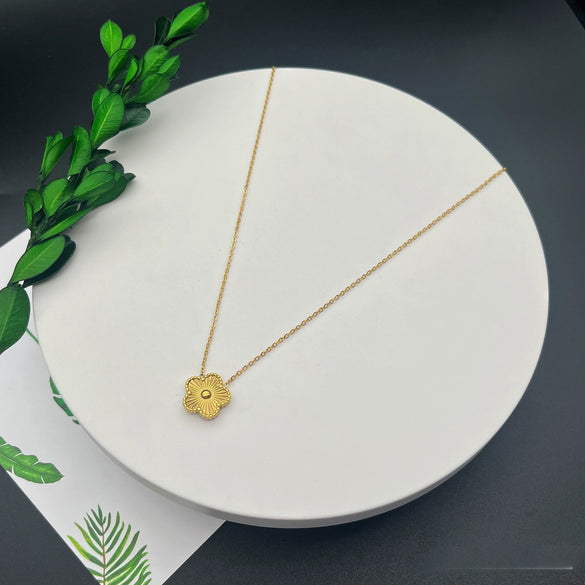 Wholesale Fashionable Elegant Fourleaf Flower Titanium Steel Electroplated Necklace For Women With Plants And Flowers Pattern