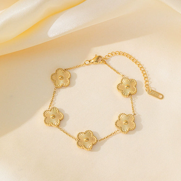 Wholesale Fashionable Elegant Fourleaf Flower Titanium Steel Electroplated Necklace For Women With Plants And Flowers Pattern