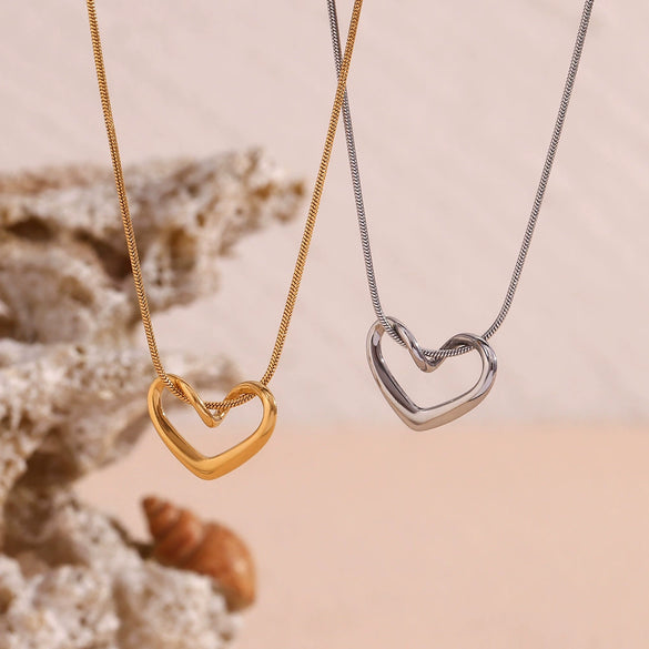 Wholesale Fashionable Stainless Steel Necklace With 18K Gold Plated Snake Chain And Simple Peach Heart Pendant Electroplated Design