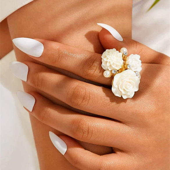 Wholesale Fashionable Sweet Alloy Ring With Flower Pattern And Diamond Design