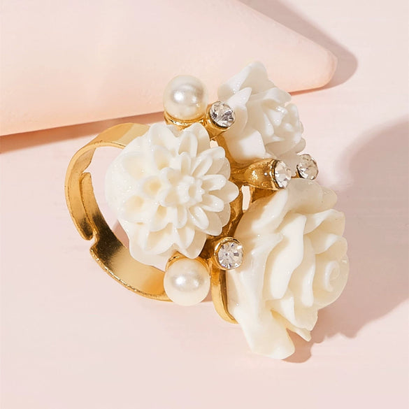 Wholesale Fashionable Sweet Alloy Ring With Flower Pattern And Diamond Design