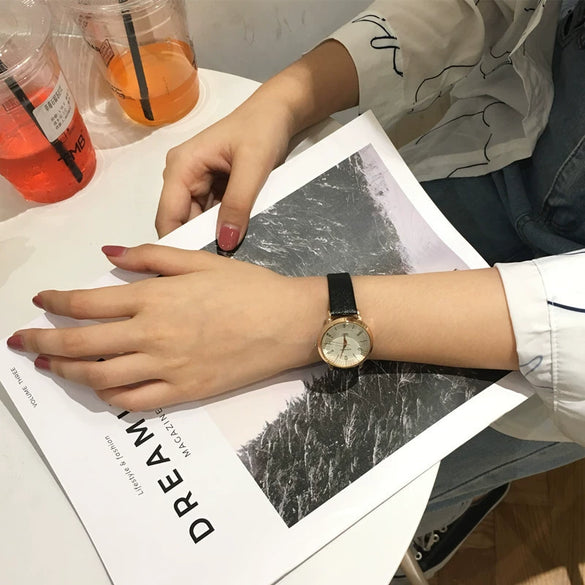Wholesale Female Student Casual Retro Genuine And Imitation Leather Round Dial Quartz Watch With Alloy Case And Stainless Steel Clasp