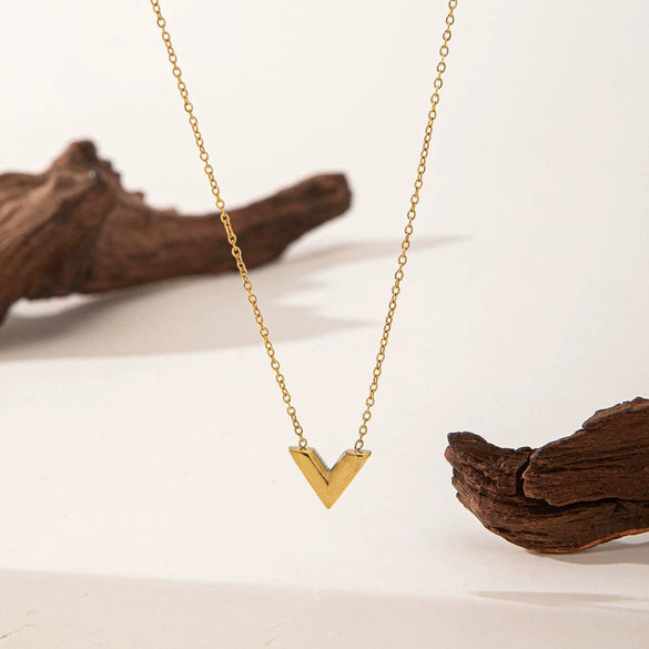 Wholesale Fourleaf Clover Rhombus Sweet And Cool Geometric Style Electroplated 18K Gold Steel Sweater Chain Jewelry For Women