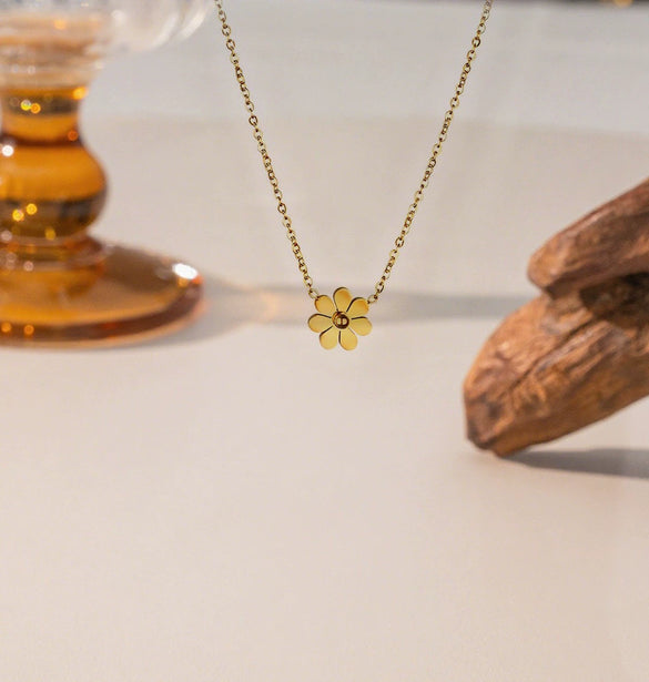 Wholesale Fourleaf Clover Rhombus Sweet And Cool Geometric Style Electroplated 18K Gold Steel Sweater Chain Jewelry For Women