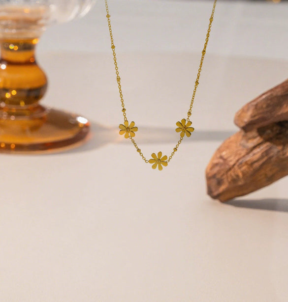 Wholesale Fourleaf Clover Rhombus Sweet And Cool Geometric Style Electroplated 18K Gold Steel Sweater Chain Jewelry For Women