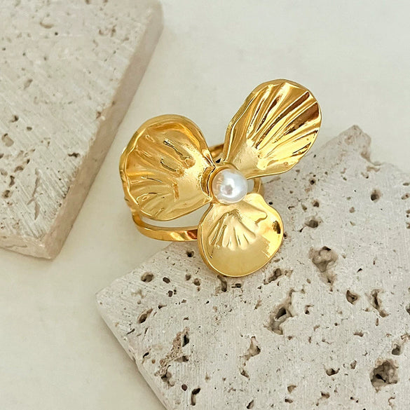 Wholesale French Retro Elegant Simple Pearl Flower Stainless Steel Ring For Women With Electroplating