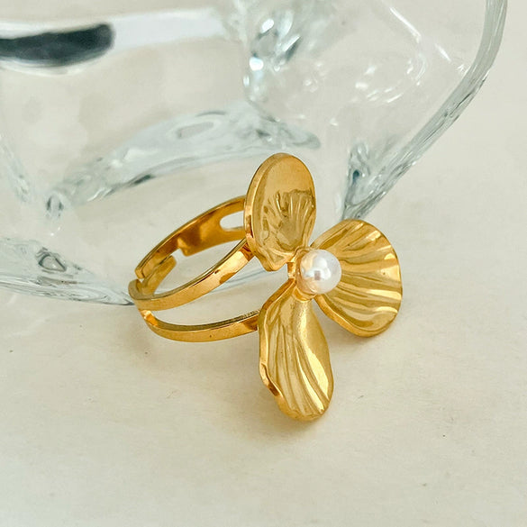 Wholesale French Retro Elegant Simple Pearl Flower Stainless Steel Ring For Women With Electroplating