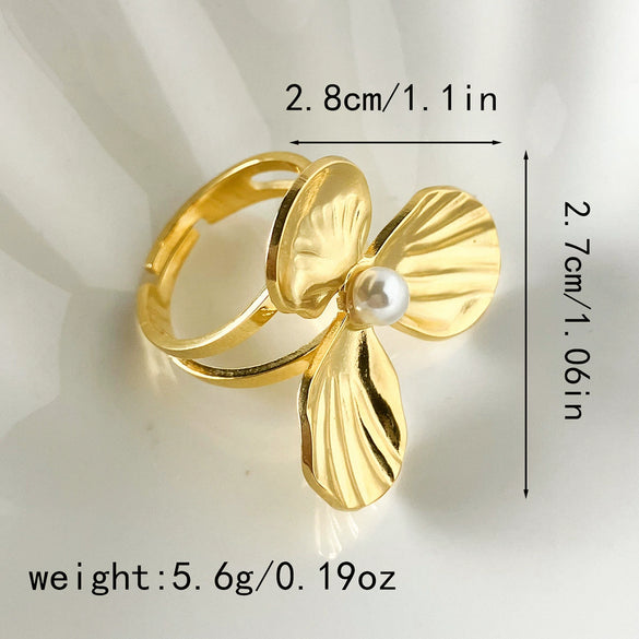 Wholesale French Retro Elegant Simple Pearl Flower Stainless Steel Ring For Women With Electroplating