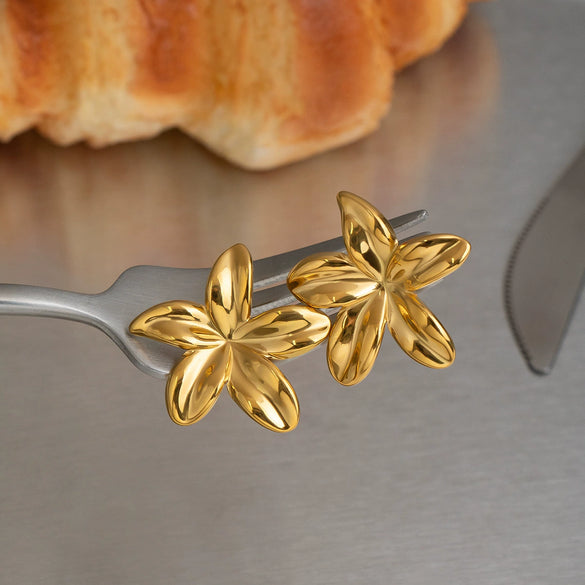 Wholesale Fresh And Minimalist Style Flower Shape Stainless Steel Earrings With Vacuum Real Gold Plating In Pvd Furnace For Women