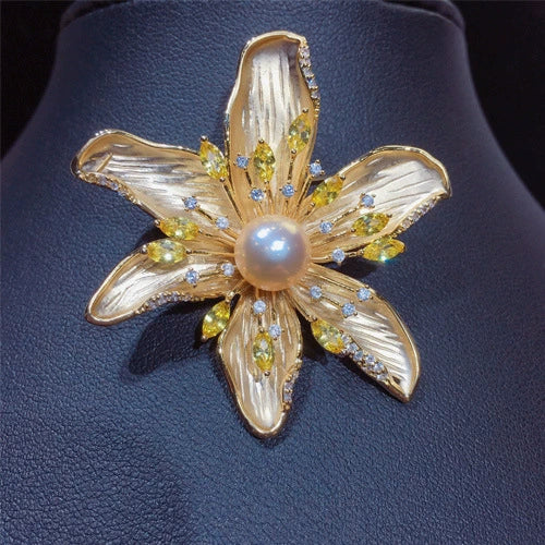 Wholesale Fresh Water Pearl And Copper Brooch With Matte Gold Plated Fashionable Flower Design For Women