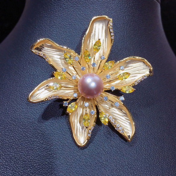 Wholesale Fresh Water Pearl And Copper Brooch With Matte Gold Plated Fashionable Flower Design For Women