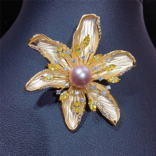 Wholesale Fresh Water Pearl And Copper Brooch With Matte Gold Plated Fashionable Flower Design For Women
