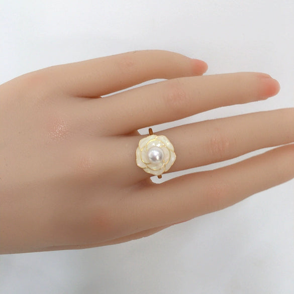 Wholesale Freshwater Pearl And Sea Shell Broken Shell Drop Glaze Camellia Ring Copper Material Fashion Style Flat Round And Bun Round Pearl Shape