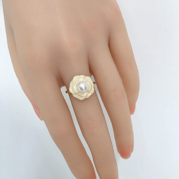 Wholesale Freshwater Pearl And Sea Shell Broken Shell Drop Glaze Camellia Ring Copper Material Fashion Style Flat Round And Bun Round Pearl Shape