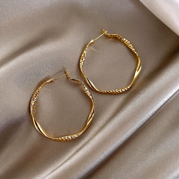 Wholesale Geometric Irregular Circle Twist Flower Earrings Made Of Alloy With Electroplating
