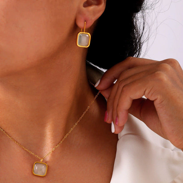 Wholesale Geometric Square Resin And Titanium Steel Gold Plated Earrings Necklace Set For Women With Electroplating Treatment In Antique Simple Light Luxury Style