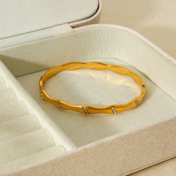 Wholesale Geometric Wavepattern 18K Gold Electroplated Stainless Steel Bracelet For Women