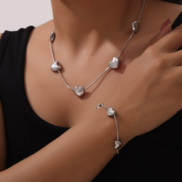 Wholesale Golden Love Beaded Light Luxury Collarbone Chain For Women Titanium Steel 18K Gold Plated Necklace Jewelry Electroplated