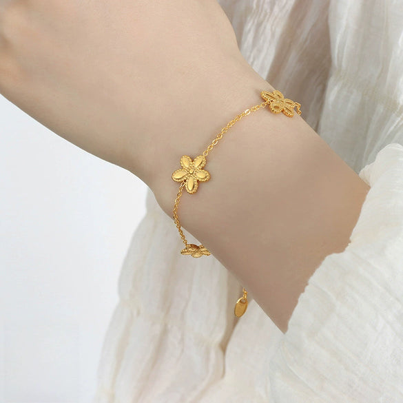 Wholesale Goldplated Daisy Flower Jewelry Set Of Necklace And Bracelet In Fresh Sweet Style Made Of Titanium Steel With Electroplating Treatment