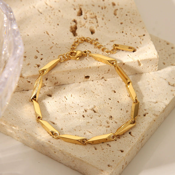 Wholesale Handmade Light Luxury Geometric Stainless Steel Jewelry Set With Strip Pattern And Electroplating Treatment Lingshaped Necklace And Bracelet For Unisex