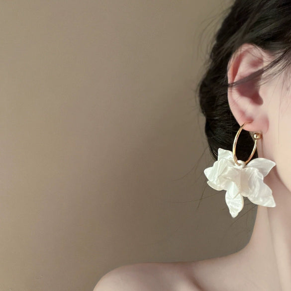 Wholesale Handmade Resin And Plastic Silver Needle Flower Earrings With Elegant Retro Design For Women