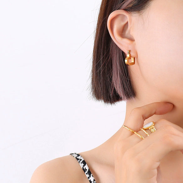 Wholesale Heart Hollow Geometric Earrings In Titanium Steel With Electroplating Treatment