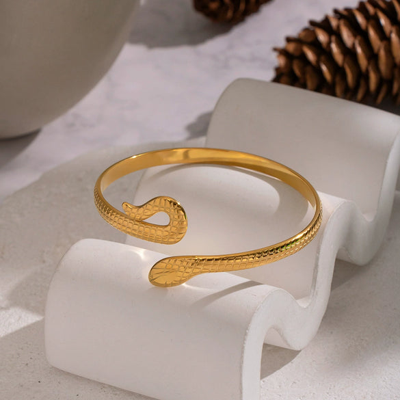 Wholesale Highend Ins Style Textured Snake Stainless Steel Women's Bracelet With Pvd Furnace Vacuum Real Gold Plating