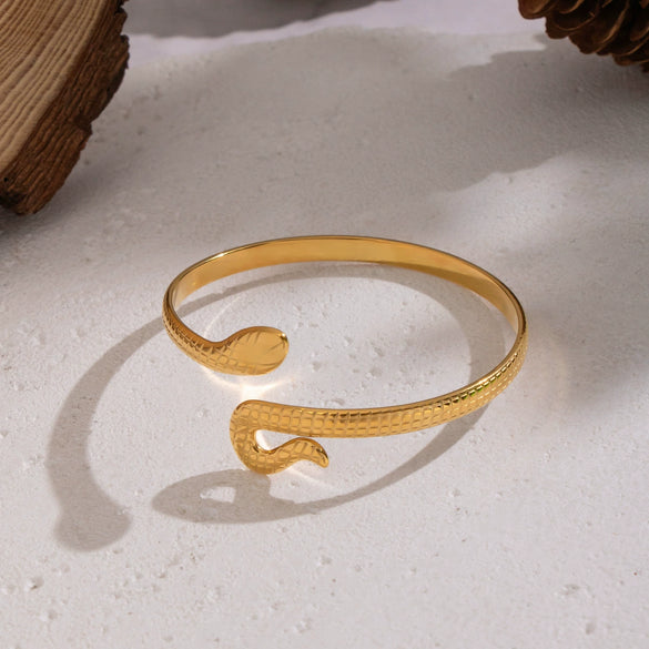 Wholesale Highend Ins Style Textured Snake Stainless Steel Women's Bracelet With Pvd Furnace Vacuum Real Gold Plating