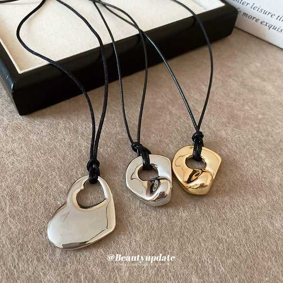 Wholesale Hollow Double Heart Pendant Necklace Alloy Clavicle Chain With Electroplating For Women Sweet Cool Style