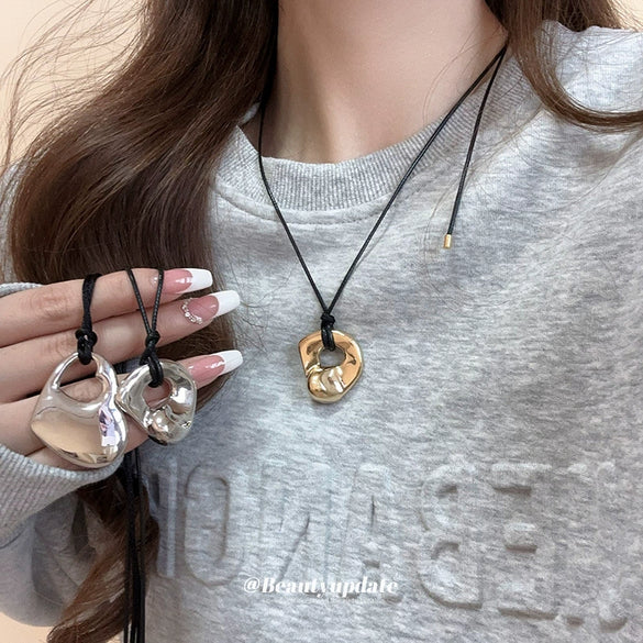 Wholesale Hollow Double Heart Pendant Necklace Alloy Clavicle Chain With Electroplating For Women Sweet Cool Style