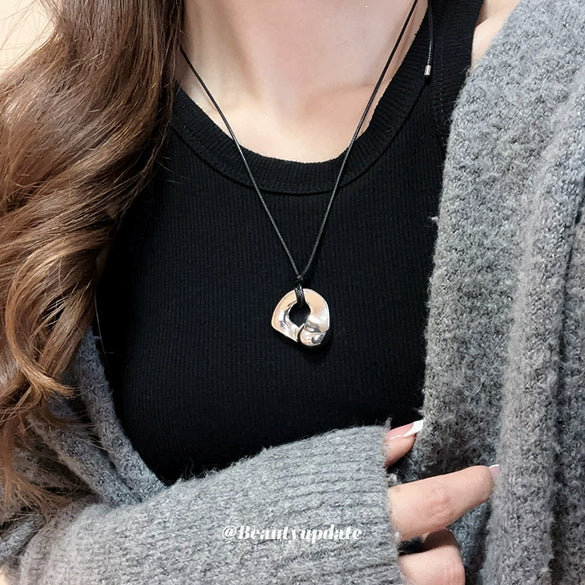 Wholesale Hollow Double Heart Pendant Necklace Alloy Clavicle Chain With Electroplating For Women Sweet Cool Style