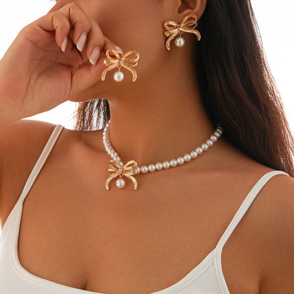 Wholesale Imitation Pearl And Alloy Ball Bead Chain Bow Collarbone Necklace With Electroplating Treatment Light Luxury Style